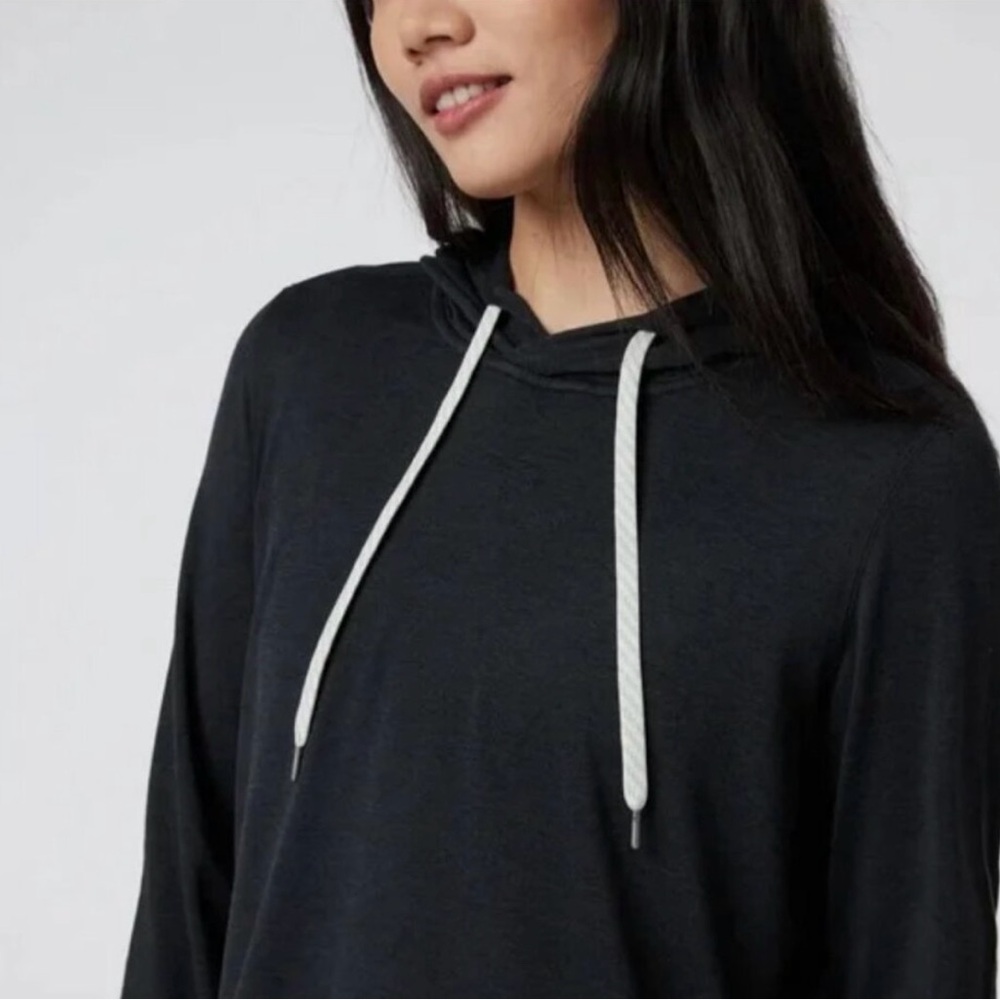 Vuori Pullover Halo Hoodie in Black